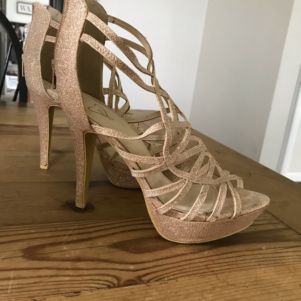 Heels - Picture 4 of 4